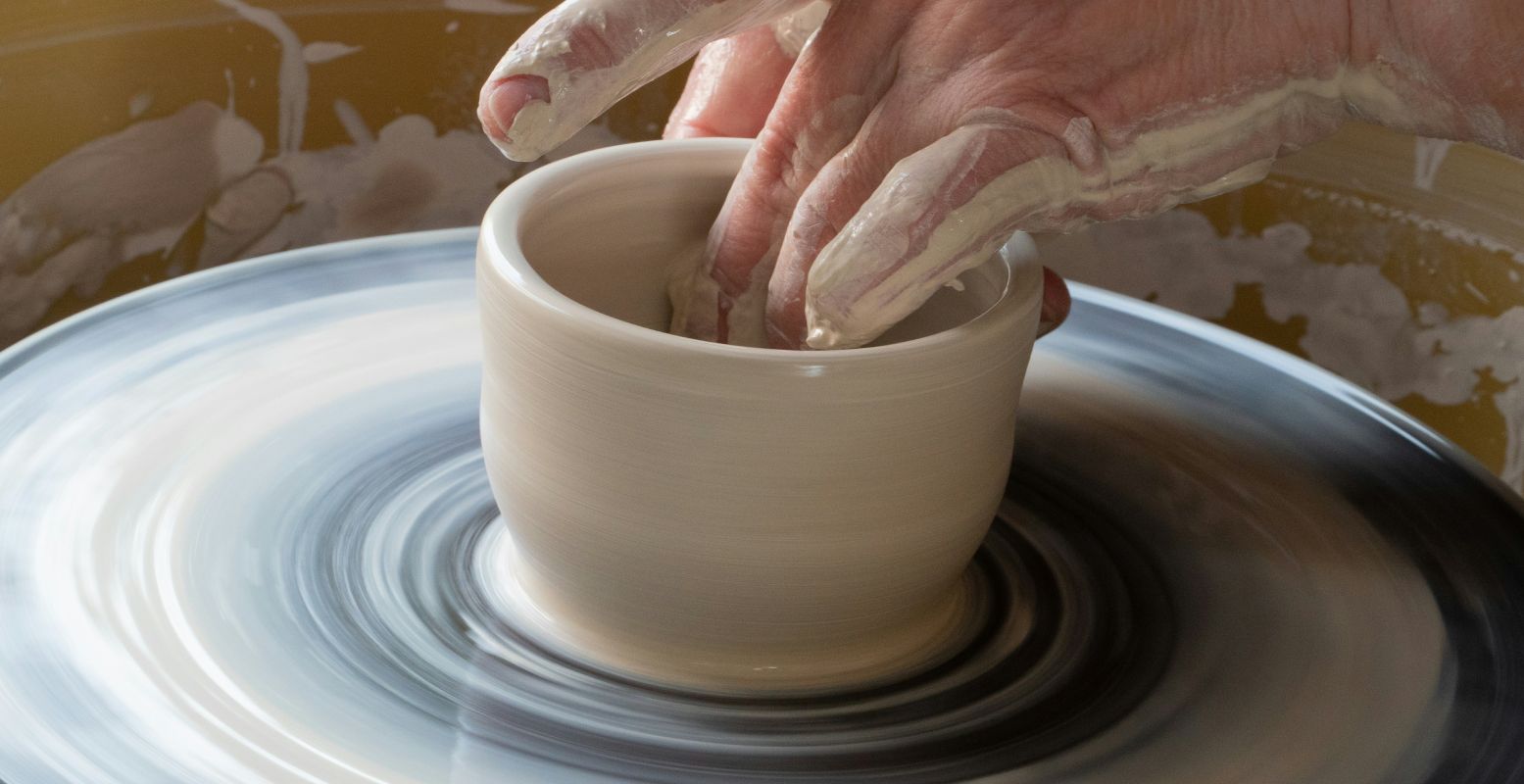 Foto: Earl Wilcox via <a href="https://www.dagjeweg.nl/tools/regKlik?url=https%3A%2F%2Funsplash.com%2Fphotos%2Fperson-making-clay-pot-on-white-round-plate-iUbsw_VOkbM"_blank”>Unsplash Foto: Earl Wilcox via <a href="https://www.dagjeweg.nl/tools/regKlik?url=https%3A%2F%2Funsplash.com%2Fphotos%2Fperson-making-clay-pot-on-white-round-plate-iUbsw_VOkbM"_blank”>Unsplash