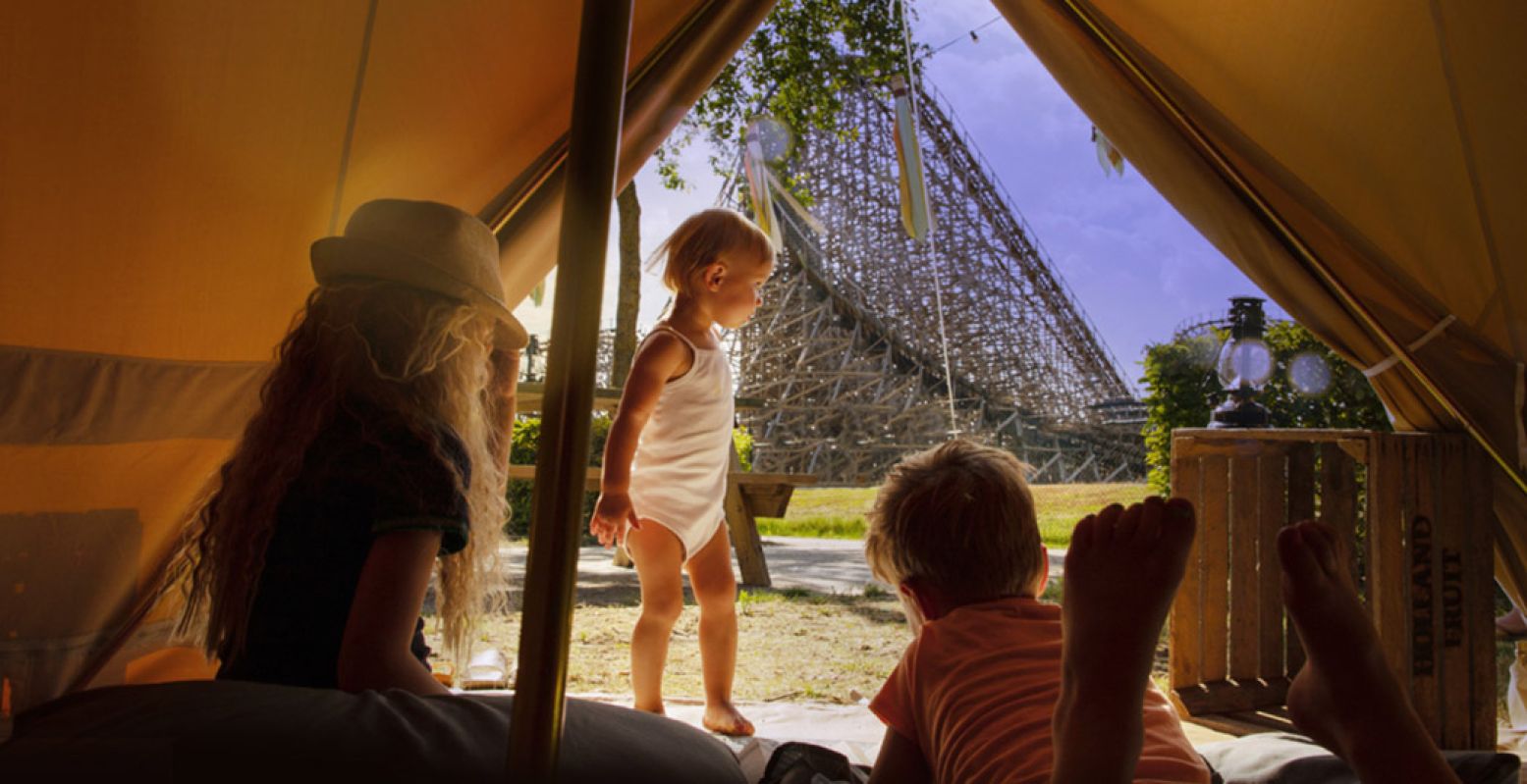 Zin een een bijzondere vakantie? Ga dan bijvoorbeeld kamperen in Attractiepark Toverland. Alsof je in een andere wereld bent. Foto: Attractiepark Toverland