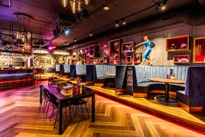 Eet iets in het sfeervolle restaurant. Foto: Hollywood Entertainment Center ©