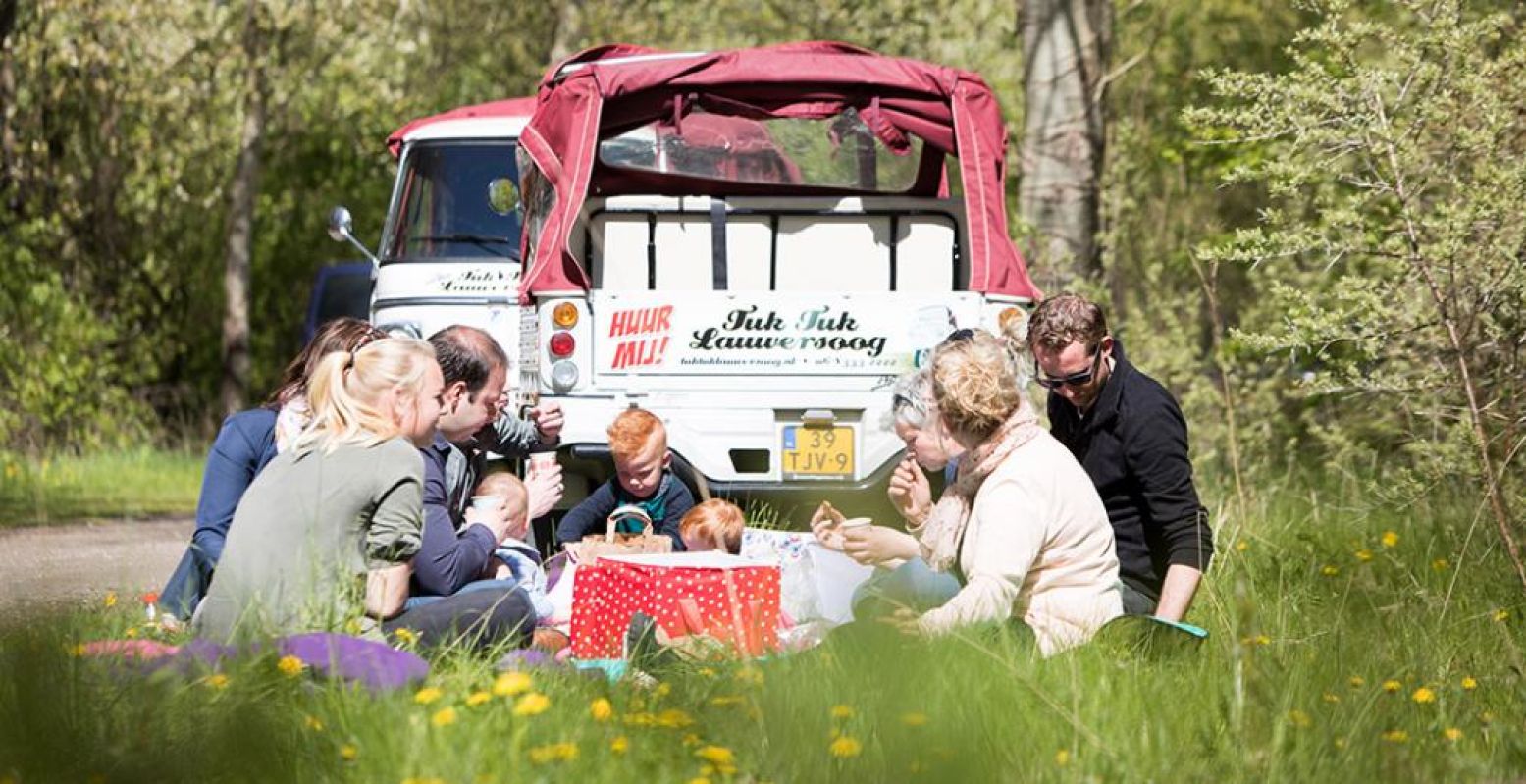 Een leuk familieuitstapje is een tocht met een tuktuk van TukTuk Lauwersoog. Daar past een heel gezin in. Tip: neem eten mee voor een picknick onderweg. Foto: TukTuk Lauwersoog © Marit Anker