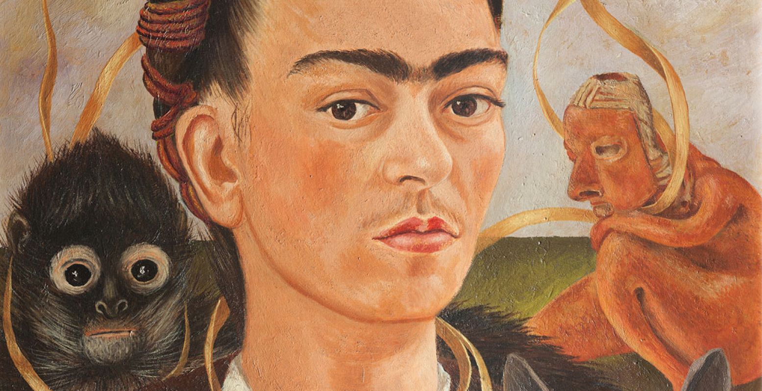 Frida Kahlo (1907-1954), Zelfportret met aapje, 1945, olieverf op doek, 56 x 41,5 cm, Museo Dolores Olmedo, Xochimilco, Mexico Foto: © 2021 Banco de México Diego Rivera & Frida Kahlo Museums Trust, Mexico Stad/ reproductie toegestaan door het Instituto Nacional de Bellas Artes y Literatura, 2021