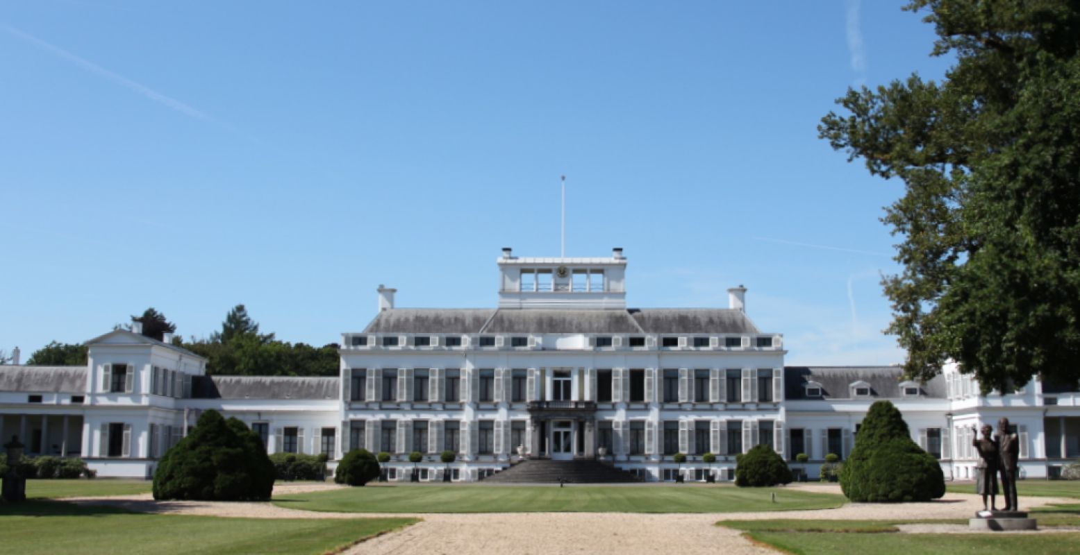 Achter gesloten hekken: Paleis Soestdijk. Foto: DagjeWeg.NL / Coby Boschma.