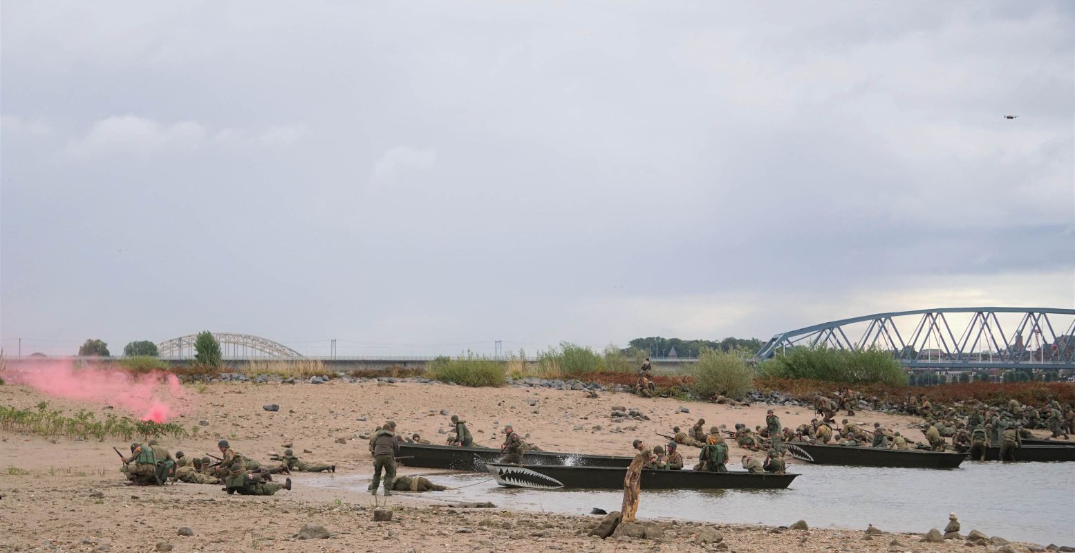 De soldaten worden beschoten. Foto: Rèzlin Kiekebos