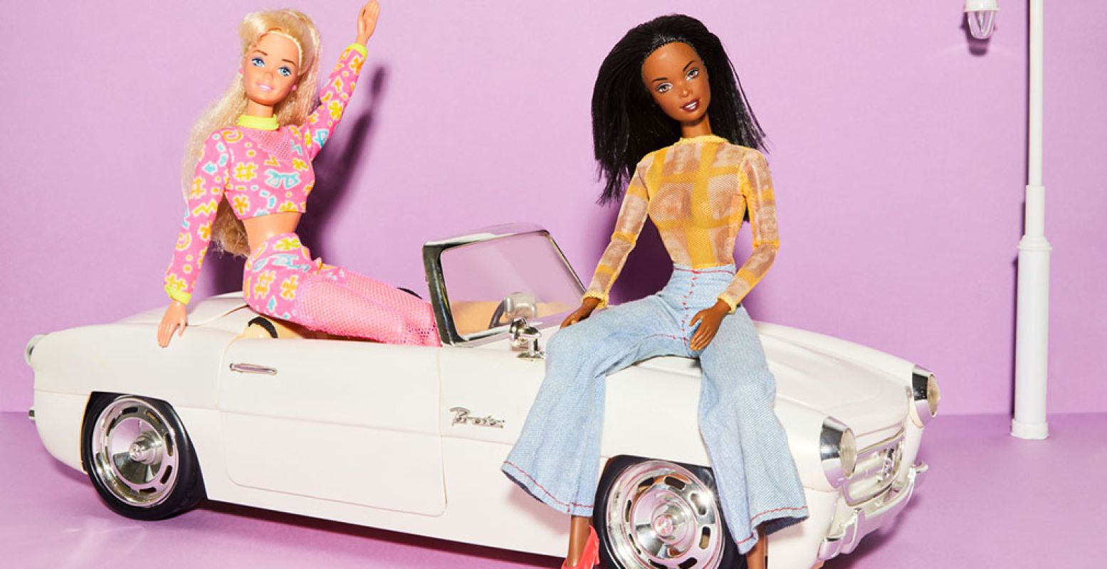 Barbies en cabrio, ca. 2000, bijgesneden voor DagjeWeg.NL. Concept & styling Bernadette van Wijlen. Foto: Stedelijk Museum Vianen © Lisa de Wolf fotografie