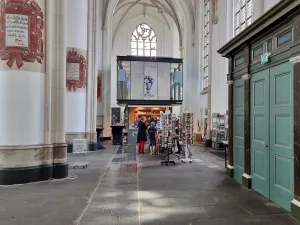 Verkooppunt in de kerk. Foto: DagjeWeg.NL