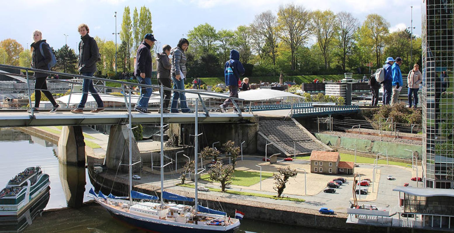 Toeristen lopen over de miniversie van de Erasmusbrug over het water. Foto: Redactie DagjeWeg.NL, Coby Boschma.