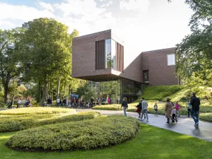 Het LAM museum is omgeven door groen. Foto: LAM museum