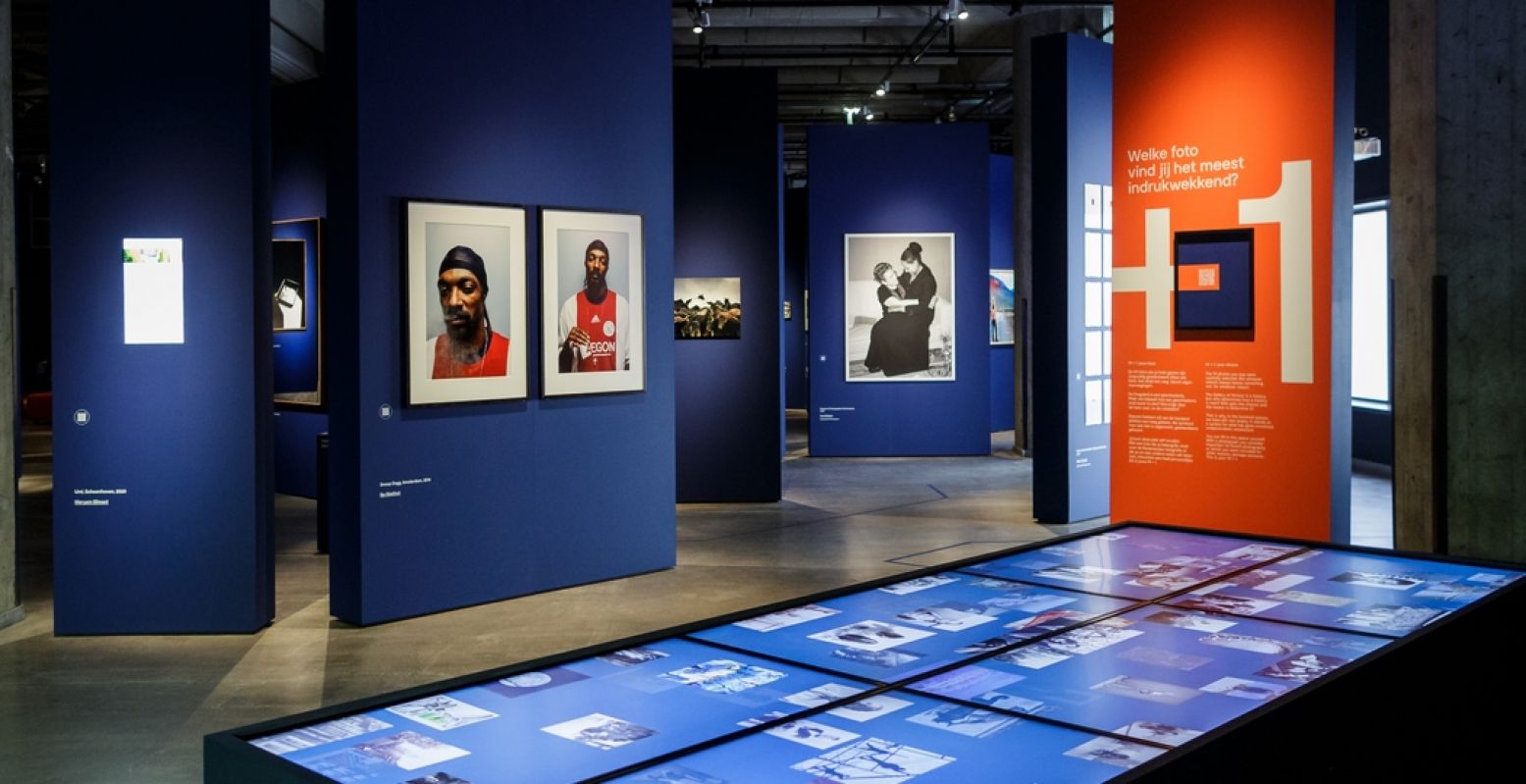 Dwaal door de zaal langs grote foto's en kleine foto's. Welke foto vind jij in de lege lijst (rechts op de foto) horen als de honderdste foto van de Eregalerij van de Nederlandse Fotografie? Foto: Nederlands Fotomuseum © Fred Ernst