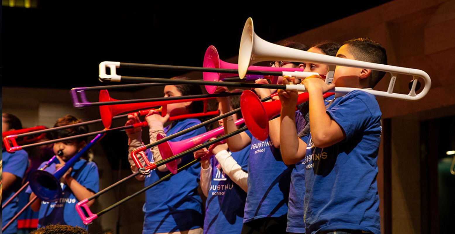 Bij veel activiteiten van de Landelijke Kindermuziekweek kunnen kinderen zelf aan de slag of geven ze zelf voorstellingen. Foto: Hélène van Domburg