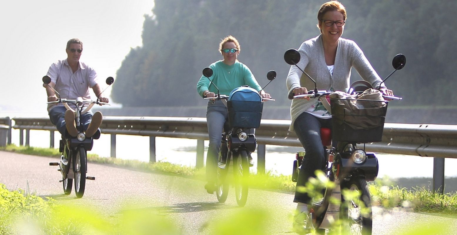 Lekker naar buiten met het mooie weer? Maak er een origineel dagje uit van en trek door de heuvels van Zuid-Limburg op een elektrische solex. Foto: Cycle Center verhuur