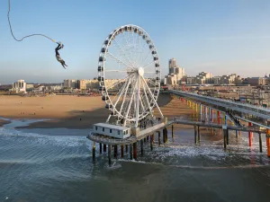 Thrill seekers kunnen bungee junpen bij de Pier. Foto: © The Hague & Partners