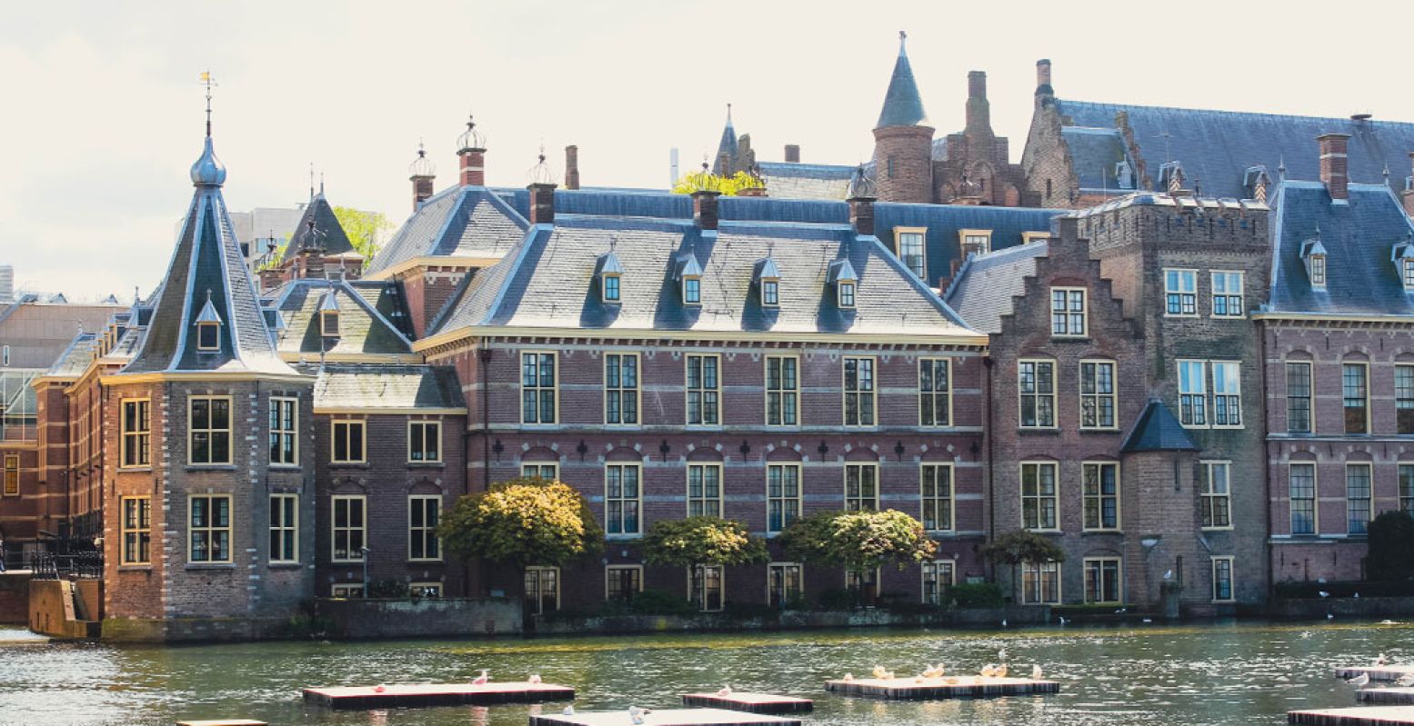 Doe in Den Haag een rondje langs bekende plekken als de Hofvijver, het Binnenhof en het Vredespaleis. Foto: Redactie DagjeWeg.NL