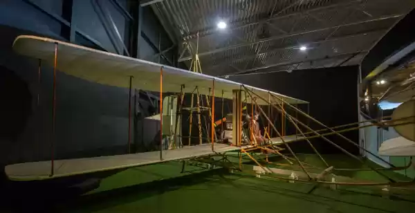Zet koers naar de cockpit De eerste gemotoriseerde vlucht: de Wright Flyer. Foto: Libéma / Aviodrome