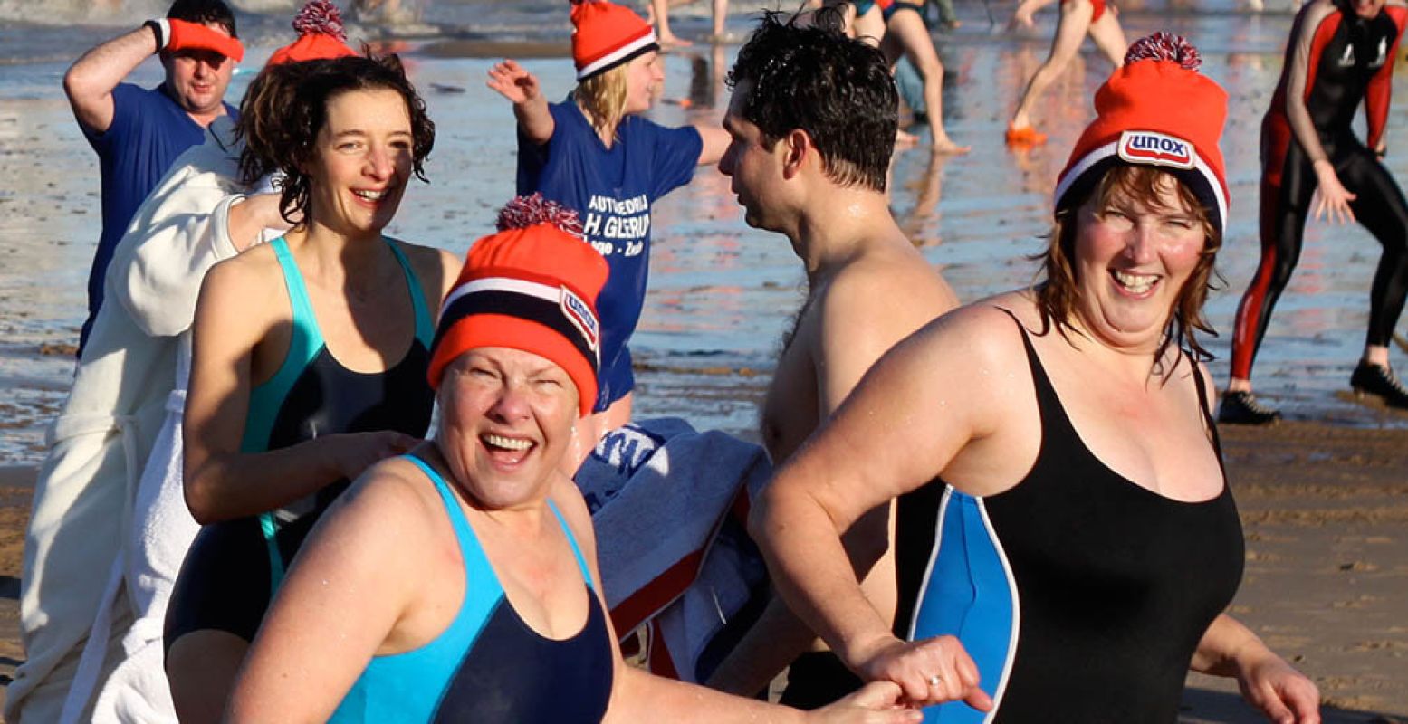 Duik dit weekend ijskoud het nieuwe jaar in! Foto: 'Nieuwjaarsduik Scheveningen 2010'. Fotograaf:  afritze . Licentie:  Sommige rechten voorbehouden . Bron:  Flickr.com .