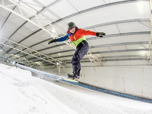 Sneeuwpret in SnowWorld Terneuzen Doe stunts in het Funpark. Foto: SnowWorld Terneuzen.