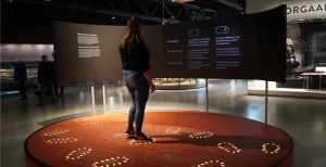 Indrukwekkend: bezoek het grootste oorlogsmuseum van Nederland Welke kant kies jij? In de vaste tentoonstelling sta je voor dilemma's van heel verschillende mensen.  Foto: DagjeWeg.NL