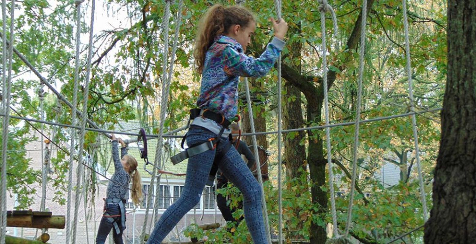 Een paasarrangement voor oudere kinderen: spannende speurtocht en klimmen in het klimbos van Actief Veenhuizen. Foto: Actief Veenhuizen © Maaike Linschoten