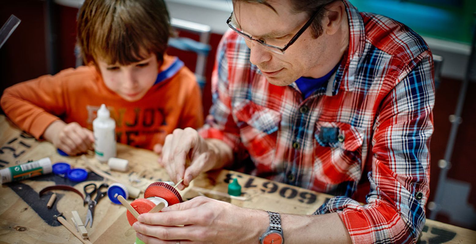 NEMO Science Museum is een van de musea met experimenten en opdrachten voor thuis op hun site. En het zijn er veel! Leuk voor grote en kleine kinderen. Foto: NEMO Science Museum © DigiDaan