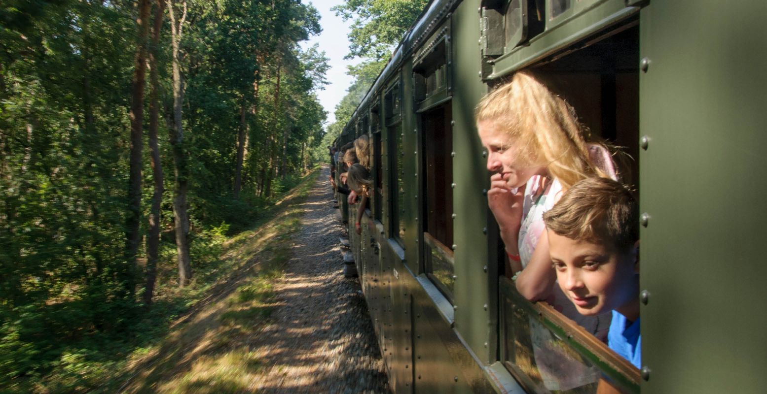 Tuffen door de bossen van de Veluwe met de stoomtreinen van de Veluwsche Stoomtrein Maatschappij. Foto: Veluwsche Stoomtrein Maatschappij