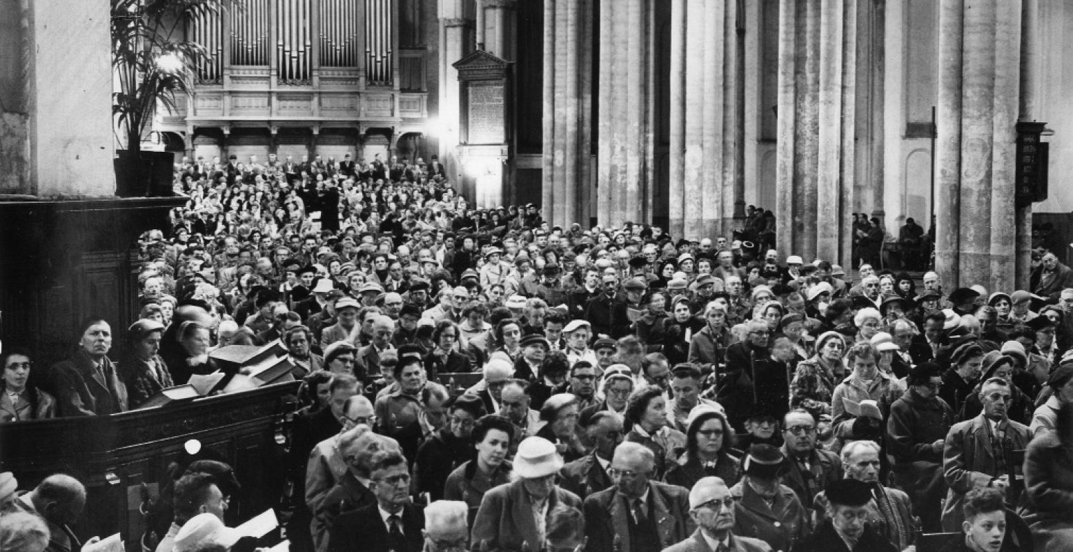 Afbeelding van een bijeenkomst in de Buurkerk (Buurkerkhof) te Utrecht ter gelegenheid van het 50-jarig bestaan van het C.N.V. (Christelijk Nationaal Vakverbond). Foto: Museum Speelklok, A.D. Kon, 1959. Utrechts Archief.