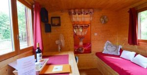 Over de foto: Wie verras jij met een bezoekje aan deze romantisch ingerichte huifkar? Foto: Le Tibou de Refuge Wie verras jij met een bezoekje aan deze romantisch ingerichte huifkar? Foto: Le Tibou de Refuge