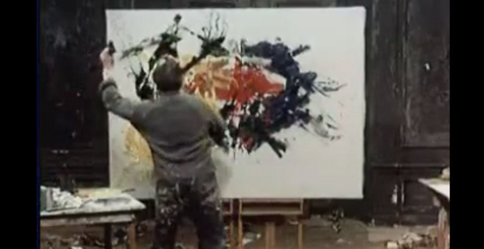 Karel Appel in zijn atelier aan het werk. Foto: screenshot uit de film The Reality of Karel Appel door Jan Vrijman.