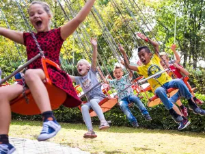 Stap in de zweefmolen. Foto: Attractiepark de Waarbeek © Maikel Rutgers