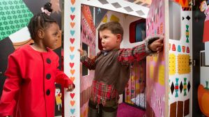 Verklede kinderen spelen in een decor Foto: Foto: Hester Blankestijn