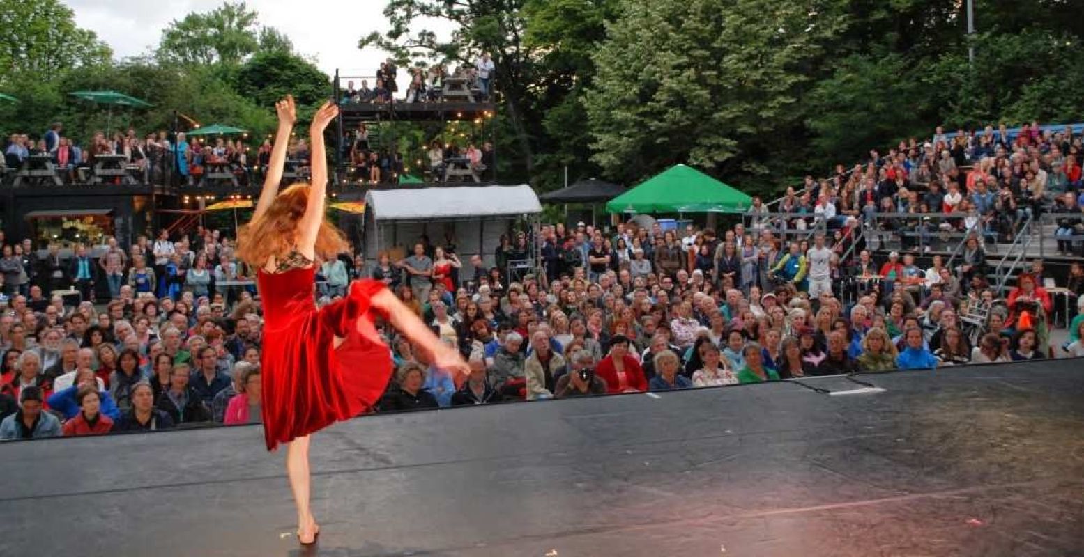 Geniet van indrukwekkende dansvoorstellingen. Foto: Vondelpark Openluchttheater.