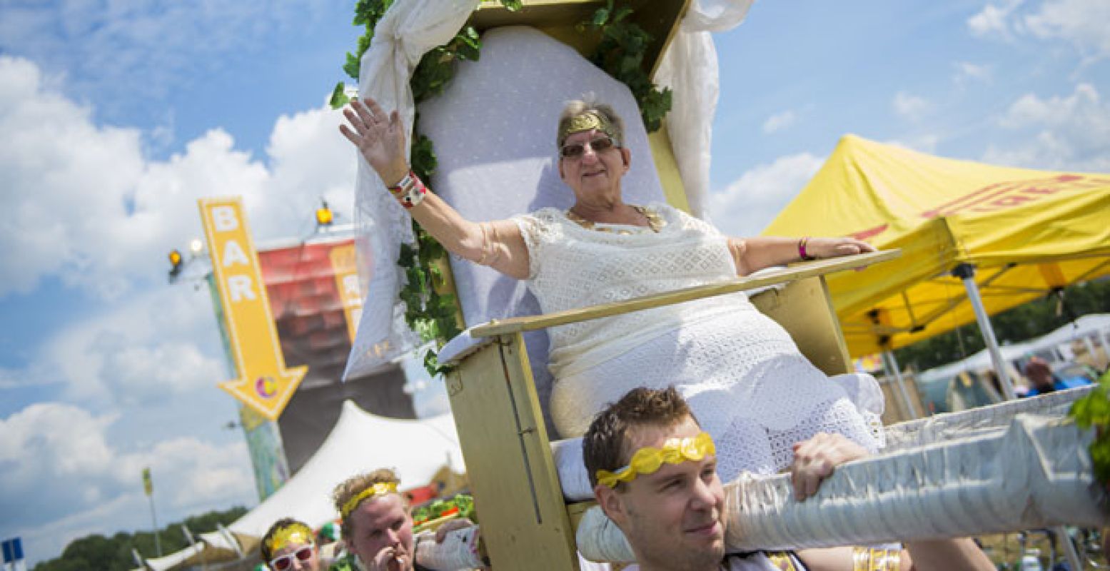 Tante Rikie wordt op handen gedragen! Foto: Zwarte Cross.