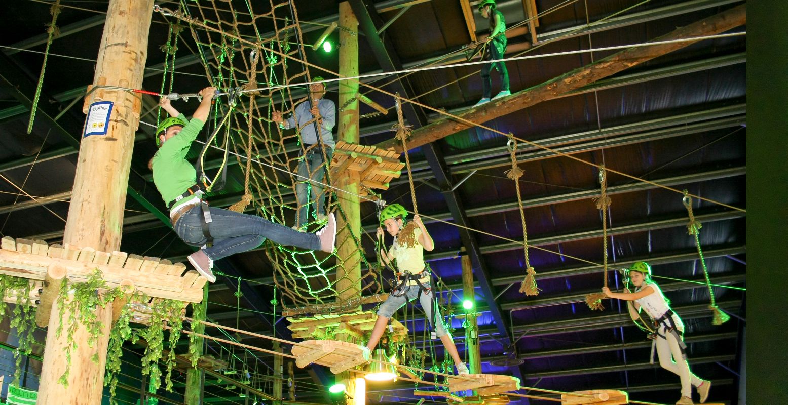 Hoe hoog durf jij? Waag je aan een uitdagend klimavontuur met Pasen. Foto: Coronel Adventure Indoor Klimpark