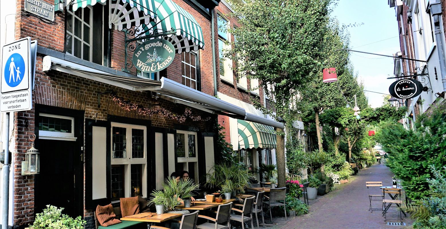Overal in Haarlem ontdek je schilderachtige straatjes en gezellige terrasjes. Foto: DagjeWeg.NL © Tonny van Oosten