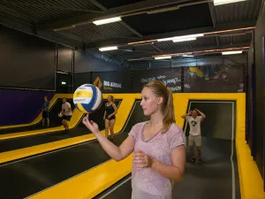 Speel trefbal op de trampolines.