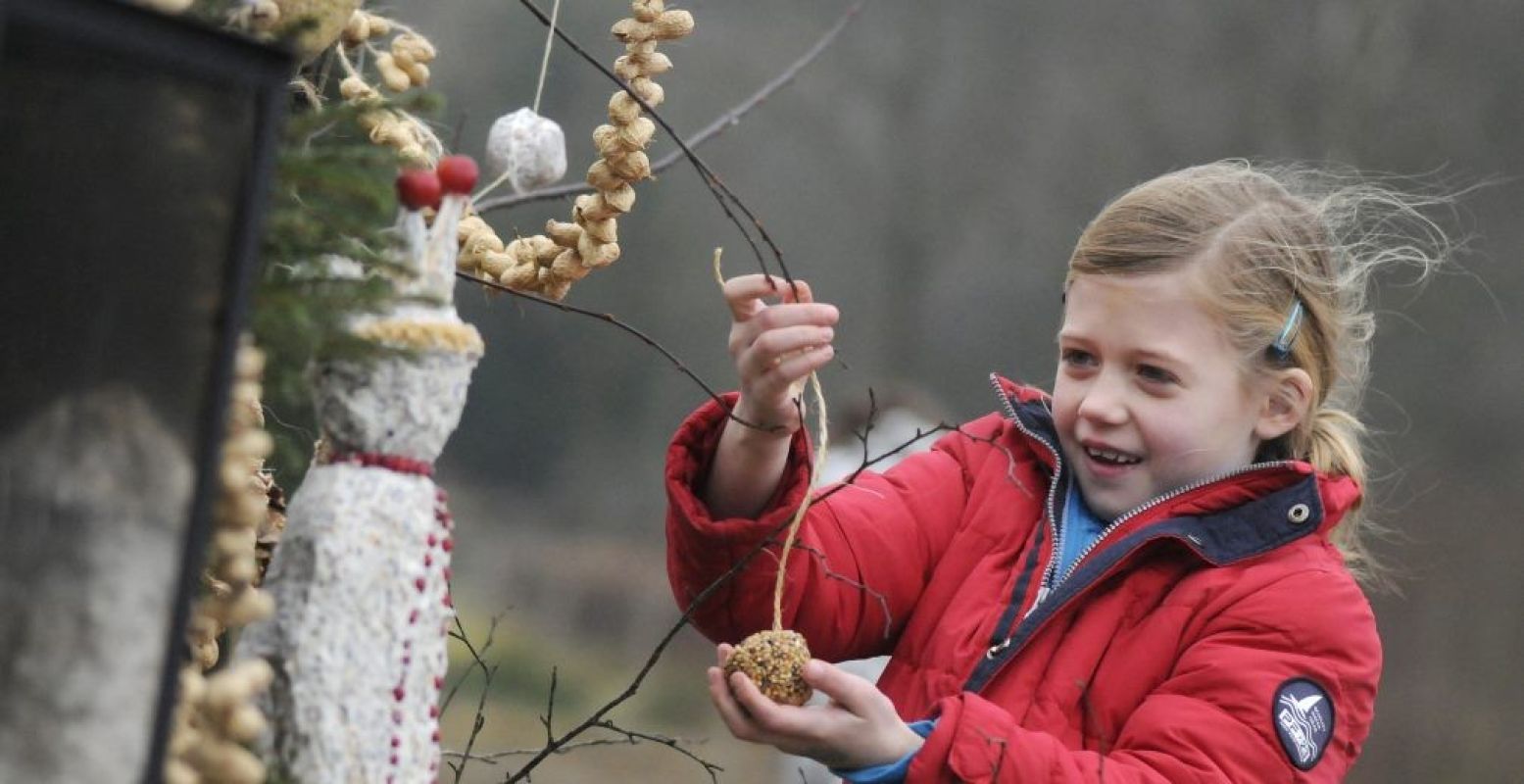 Lekkernijen voor de vogels maken. Foto: Natuurmonumenten - Rob Doolaard