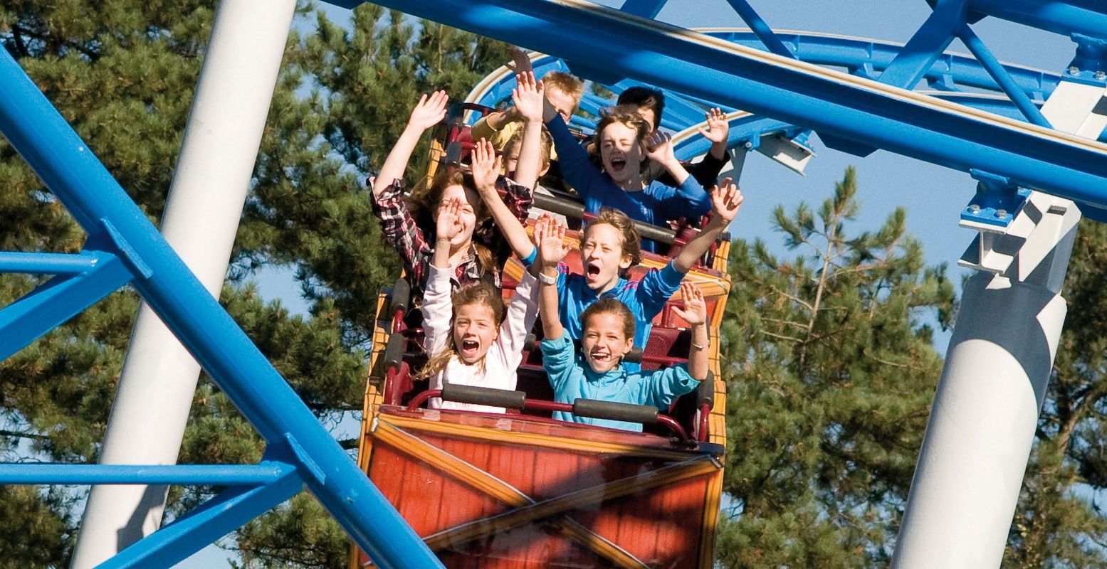 Voordelig met z'n allen in de achtbaan bij DippieDoe. Foto: Attractiepark DippieDoe