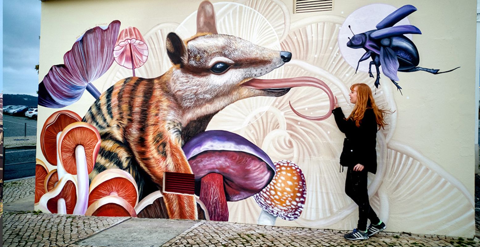 Nina Valkhoff is een van de street artists die meedoen aan het jubileum van Het Mauritshuis. Hier staat ze bij haar werk 'Numbat in mushroom forest', Lissabon, Portugal, 2018. Foto: Nina Valkhoff