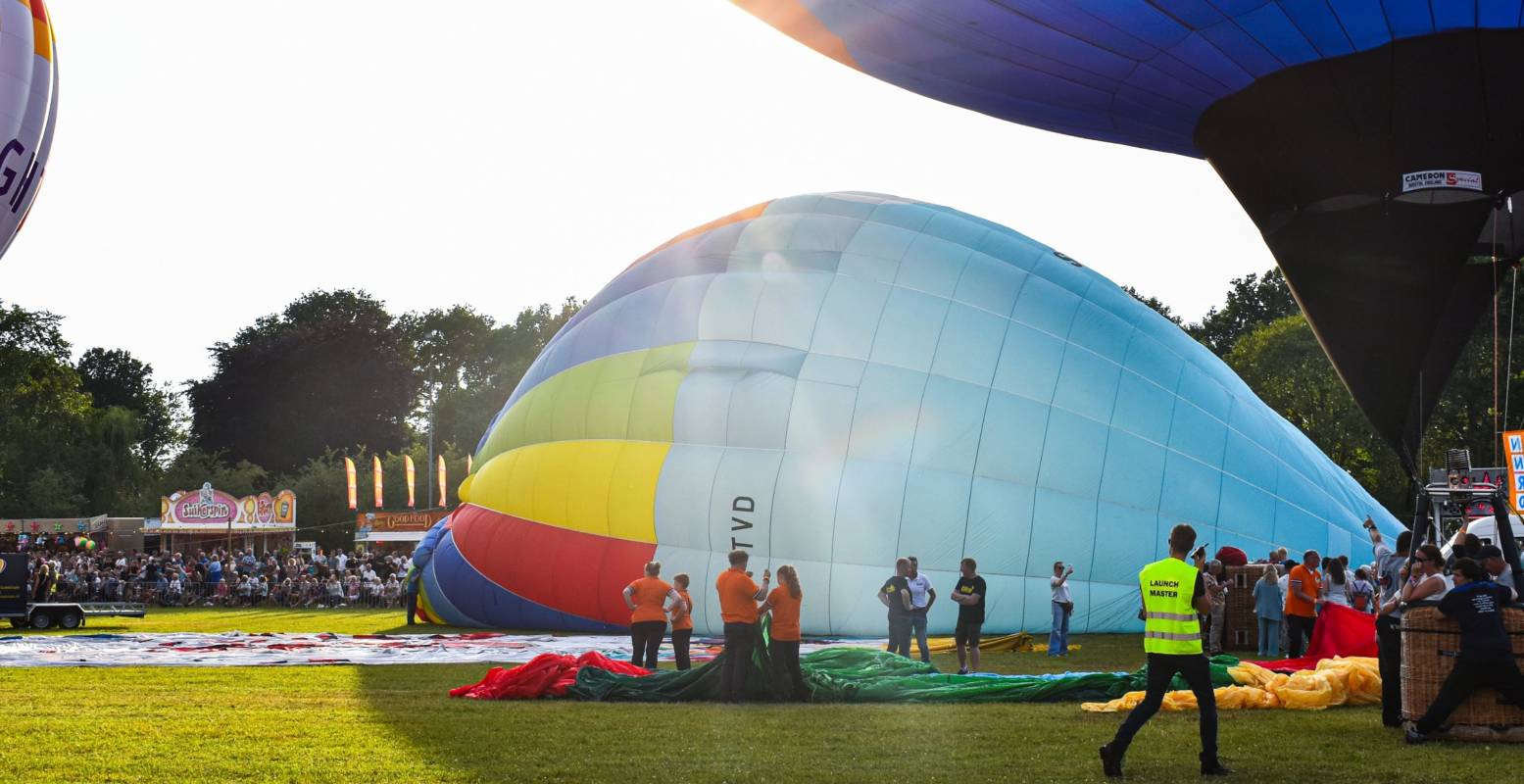 Voor je het weet, zweven deze ballonnen over het Friese landschap. Foto: Freya Haaijes Voor je het weet, zweven deze ballonnen over het Friese landschap. Foto: Freya Haaijes
