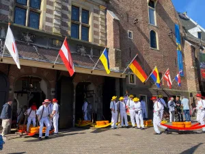 Ook het wegen van de kaas hoort erbij. Foto: Redactie DagjeWeg.NL