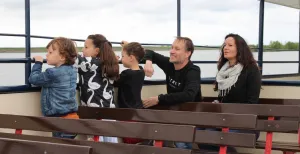 Garnalen pellen met Grietje: ga terug in de tijd aan de Zuiderzee De familie Pekelharing Taboada op de veerboot naar het Zuiderzeemuseum. Foto: DagjeWeg.NL.