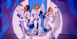 MAMMA MIA! is hysterisch en hilarisch feestje