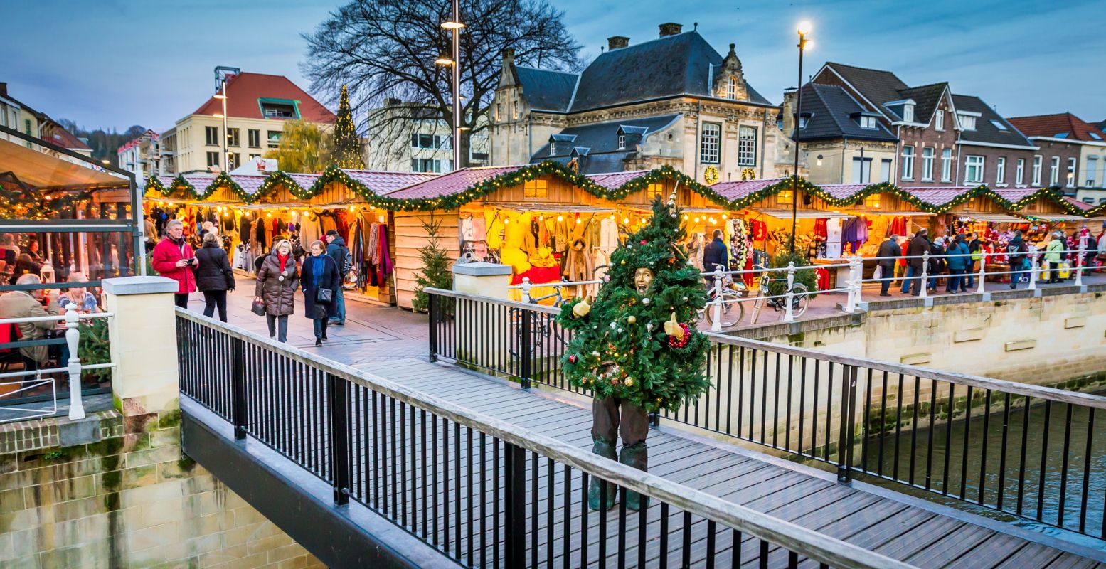 Bezoek het dorp van de kerstmarkt en warm op met glühwein en chocolademelk in Santa's Bar. Foto: © Kerststad Valkenburg