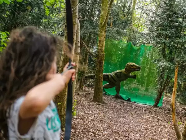 Boogschieten in het dinobos. Foto: Dinopark Landgoed Tenaxx