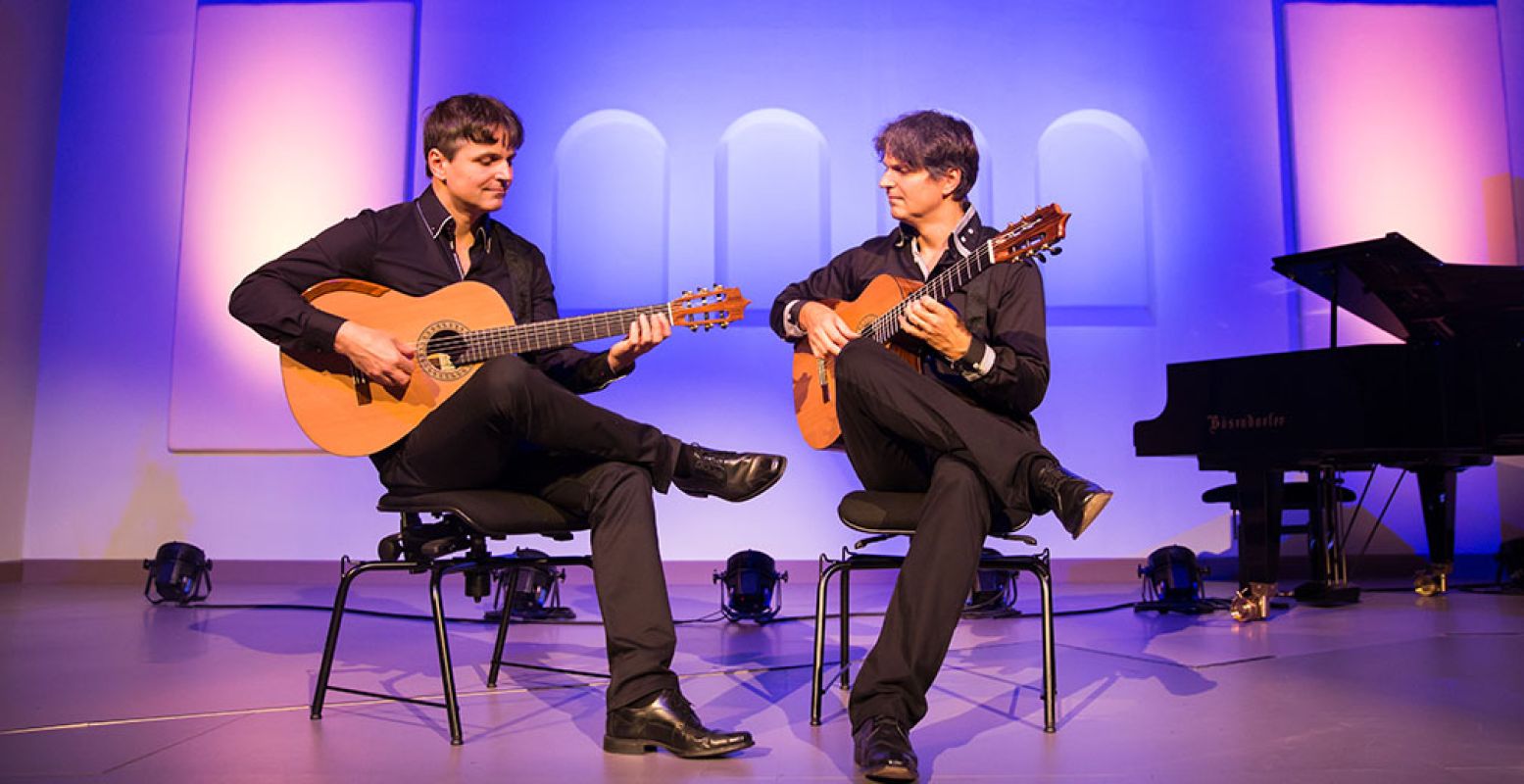De Katona Twins op het podium in de Edesche Concertzaal. Foto: Jacqueline Imminkhuizen