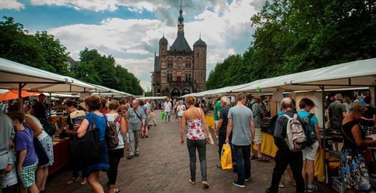 Snuffel op je gemak tussen de duizenden boeken. Foto: Deventer Boekenmarkt