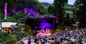 Naar het openluchttheater: dit zijn de leukste voorstellingen! In het Openluchttheater Valkenburg geniet je van theater midden in het mooie Limburgse heuvellandschap. Foto: © Diana Smeets