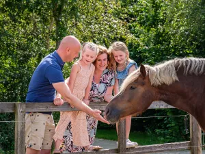 Op bezoek bij de paarden in de kinderboerderij. Foto: De Flierefluiter @ Rick Meinen