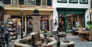Wat te doen in en om Garderen? Nee, dit pleintje is niet buiten, maar binnen! In het Showroomdorp van De Beeldentuin Garderen. Foto: De Beeldentuin