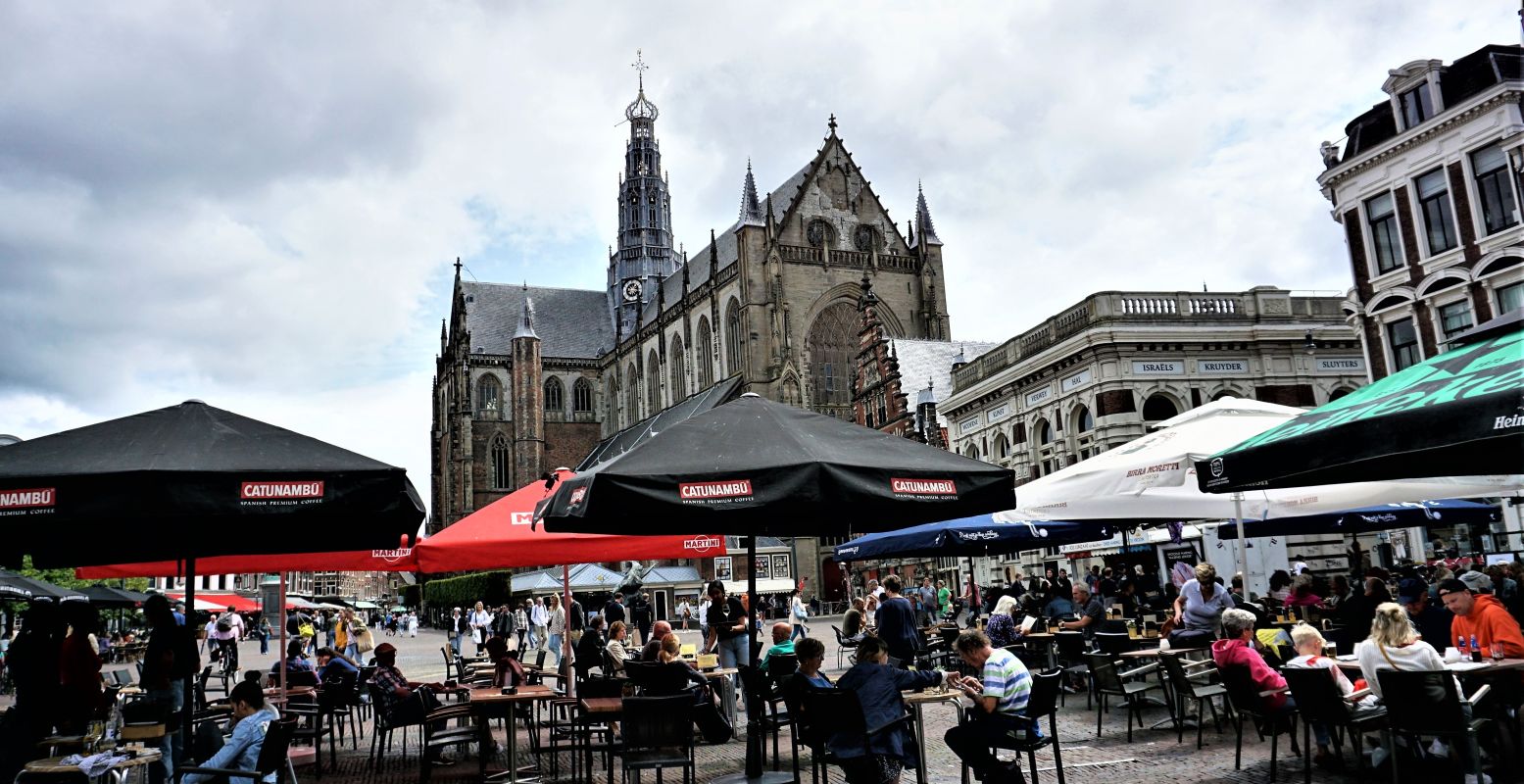 Hart van Haarlems centrum: de Grote Markt met de Sint Bavokerk en zijn vele terrasjes. Foto: DagjeWeg.NL © Tonny van Oosten