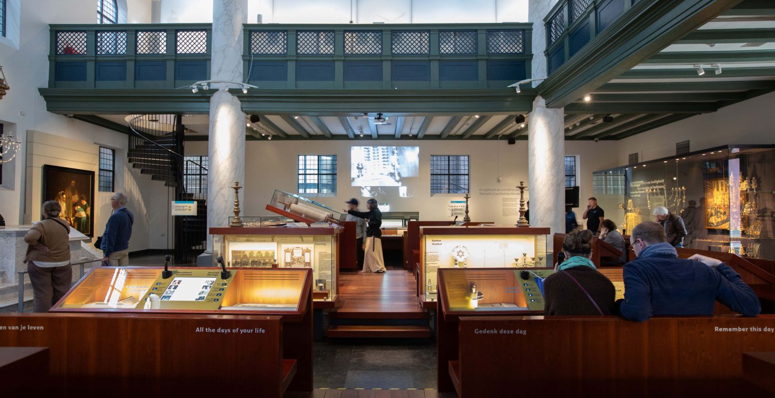 Natuurlijk komt de Tweede Wereldoorlog ook aan bod in het Joods Museum. Daarnaast zijn er exposities over het Joodse leven in Nederland voor 1900 en over hun religie. Foto: Joods Museum @ Anneke Hymmen