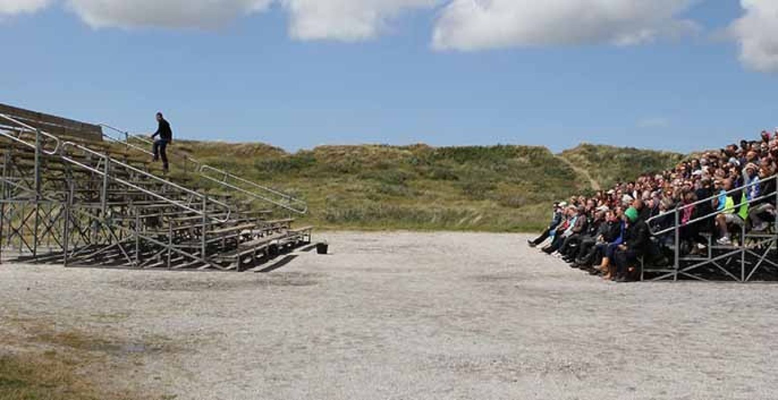 Vernieuwende theaterprojecten, zomaar op het strand. Dat is Oerol! Foto: Oerol